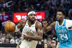 关于巴特勒连续十五场比赛得分超过赛况扑朔迷离，湖人挑战极限！的信息